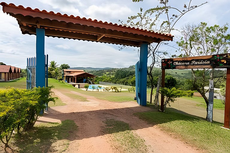 Chácara com 4 Chalés, grande piscina e muito verde