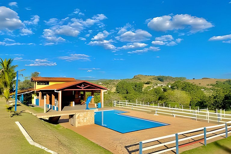 Chácara com 4 Chalés, grande piscina e muito verde