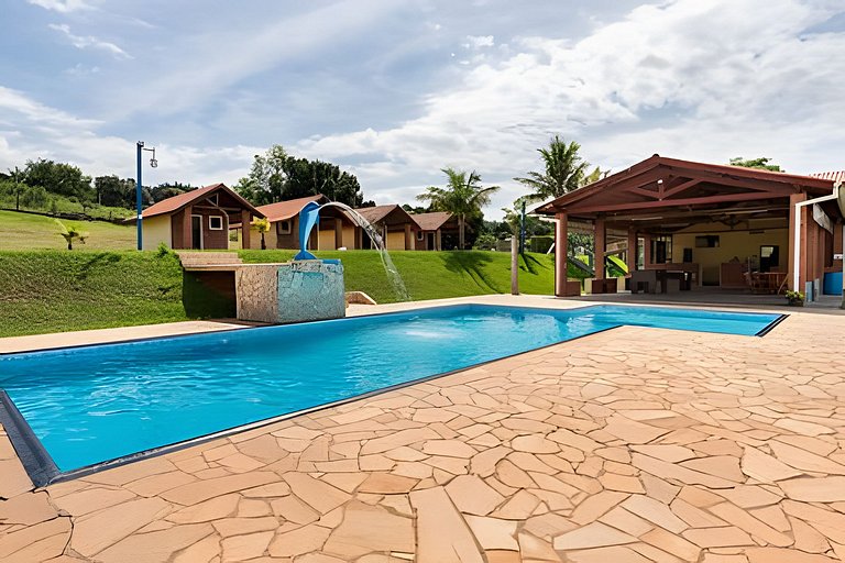 Chácara com 4 Chalés, grande piscina e muito verde