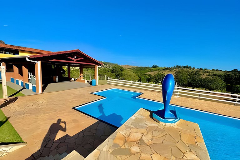 Chácara com 4 Chalés, grande piscina e muito verde