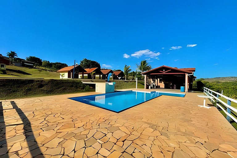 Chácara com 4 Chalés, grande piscina e muito verde