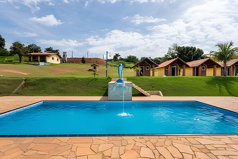 Chácara com 4 Chalés, grande piscina e muito verde