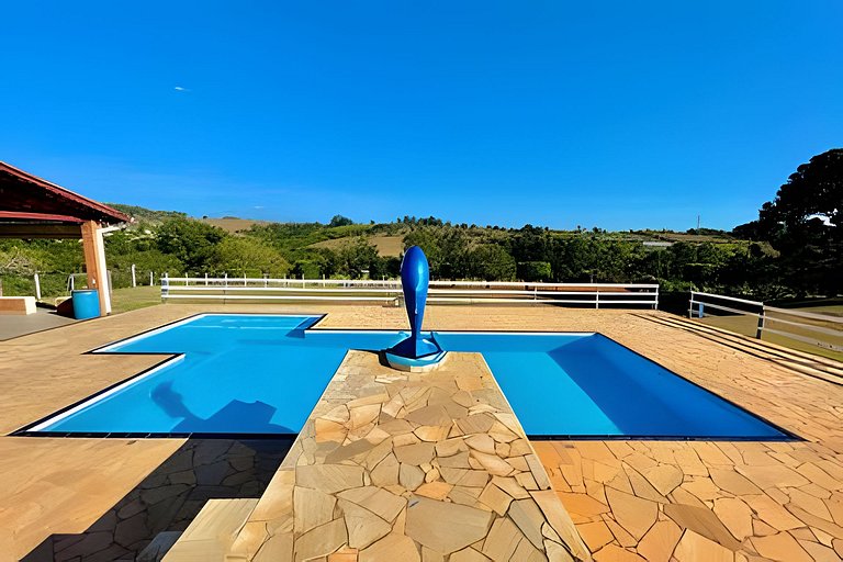 Chácara com 4 Chalés, grande piscina e muito verde