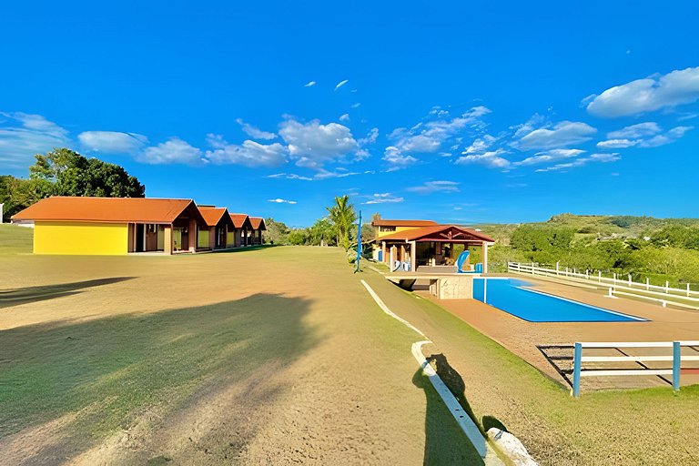 Chácara com 4 Chalés, grande piscina e muito verde