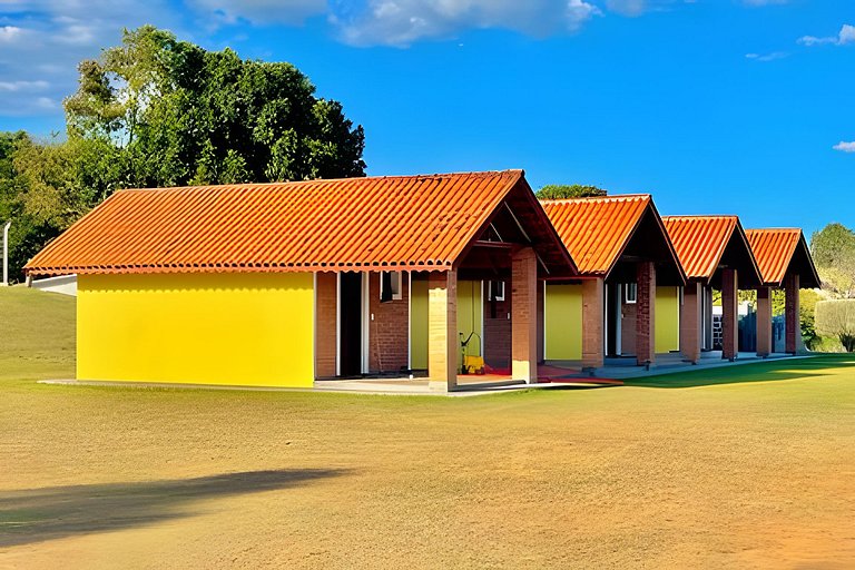 Chácara com 4 Chalés, grande piscina e muito verde