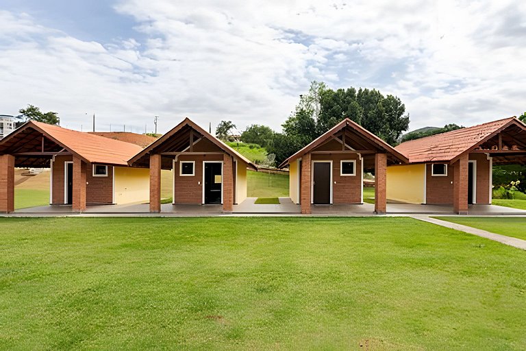 Chácara com 4 Chalés, grande piscina e muito verde