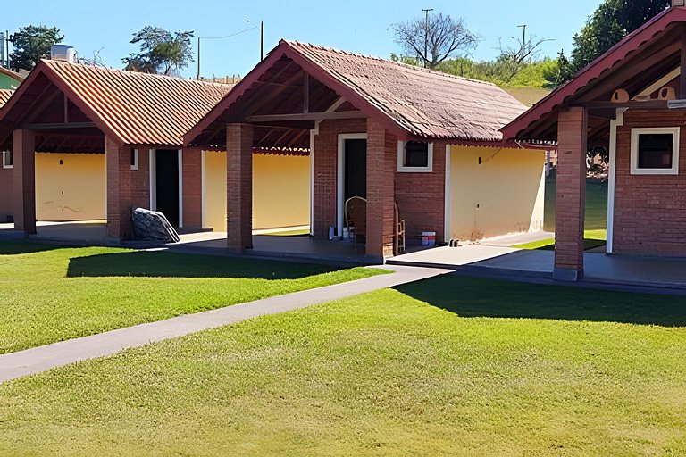 Chácara com 4 Chalés, grande piscina e muito verde