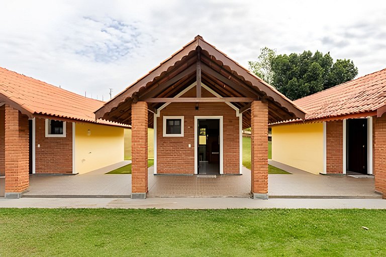 Chácara com 4 Chalés, grande piscina e muito verde