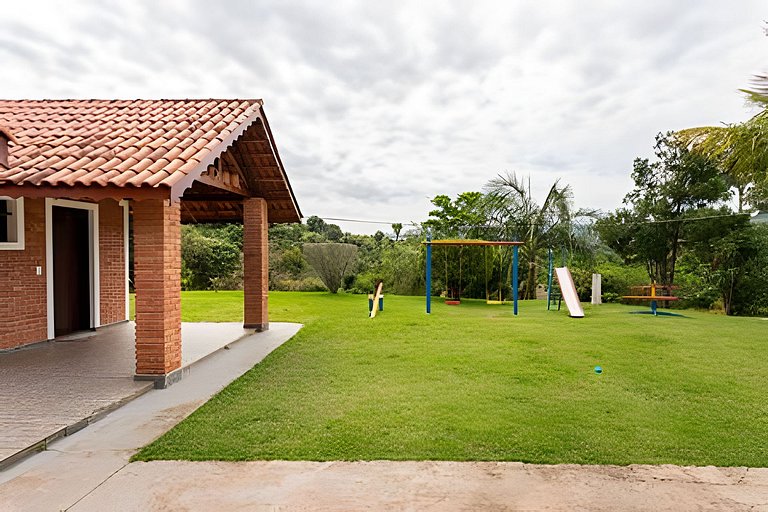 Chácara com 4 Chalés, grande piscina e muito verde