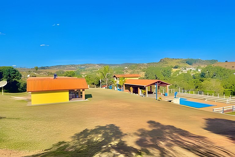 Chácara com 4 Chalés, grande piscina e muito verde