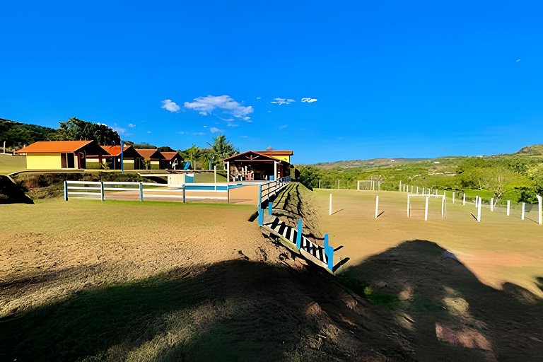 Chácara com 4 Chalés, grande piscina e muito verde