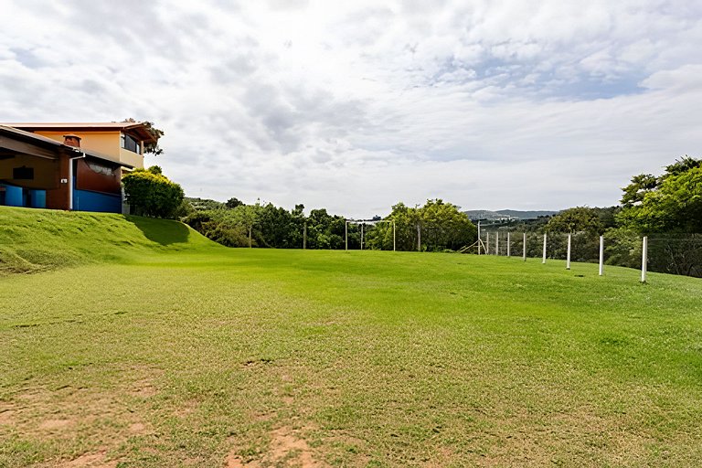Chácara com 4 Chalés, grande piscina e muito verde