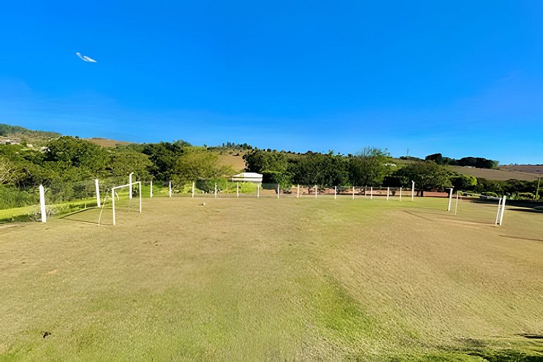 Chácara com 4 Chalés, grande piscina e muito verde