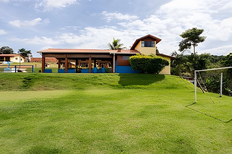 Chácara com 4 Chalés, grande piscina e muito verde