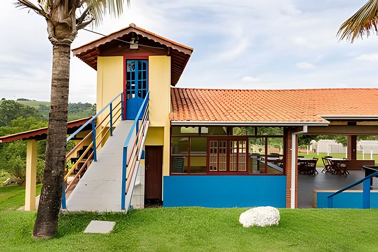 Chácara com 4 Chalés, grande piscina e muito verde