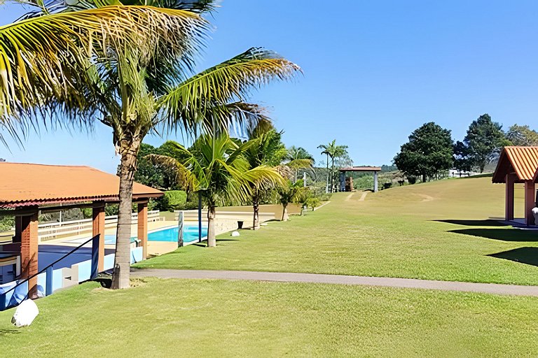 Chácara com 4 Chalés, grande piscina e muito verde