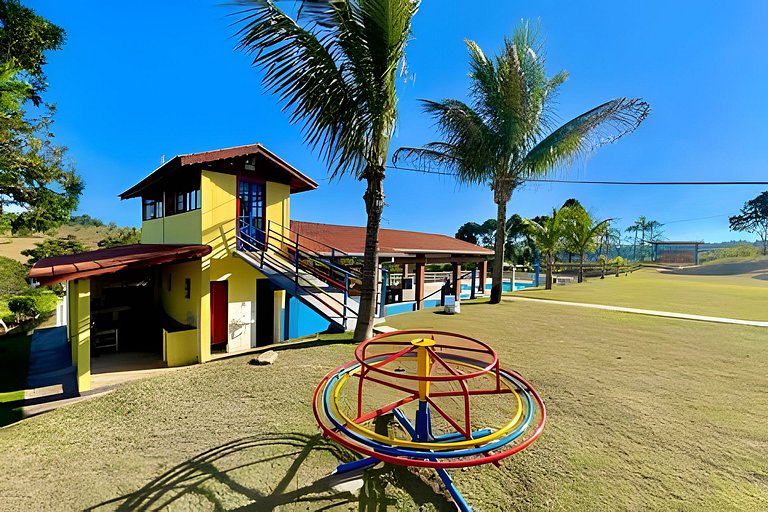 Chácara com 4 Chalés, grande piscina e muito verde