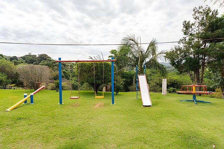Chácara com 4 Chalés, grande piscina e muito verde