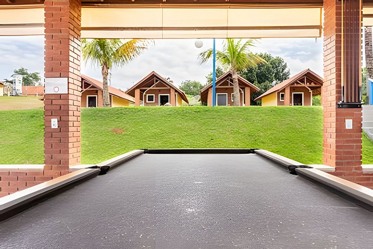 Chácara com 4 Chalés, grande piscina e muito verde