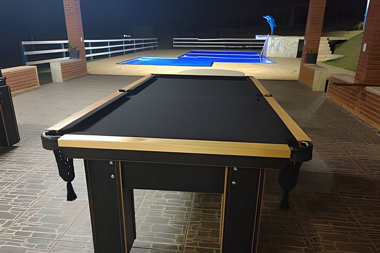 Chácara com 4 Chalés, grande piscina e muito verde