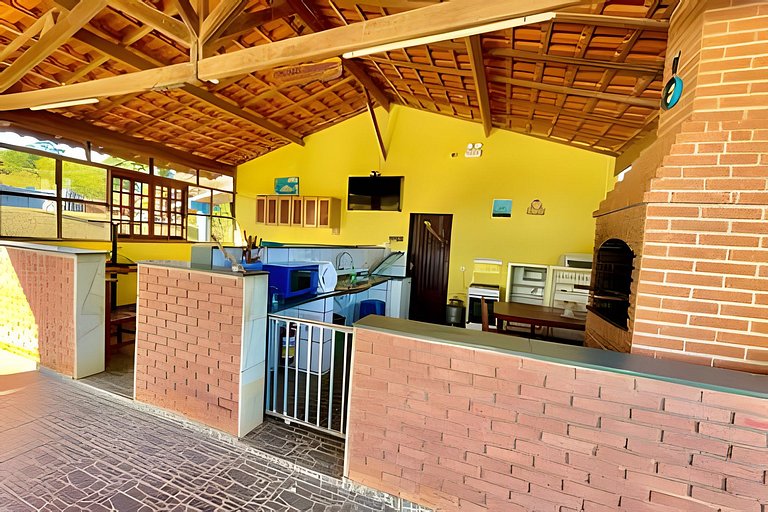 Chácara com 4 Chalés, grande piscina e muito verde