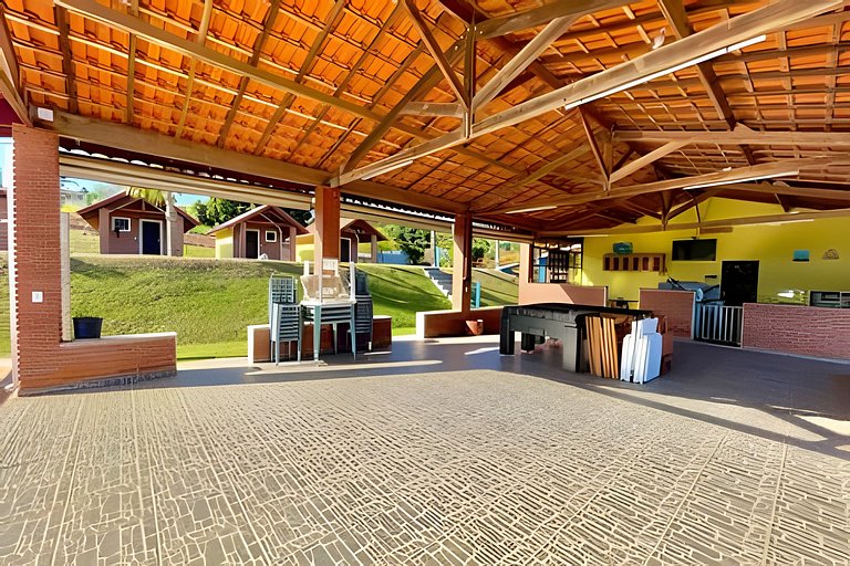 Chácara com 4 Chalés, grande piscina e muito verde