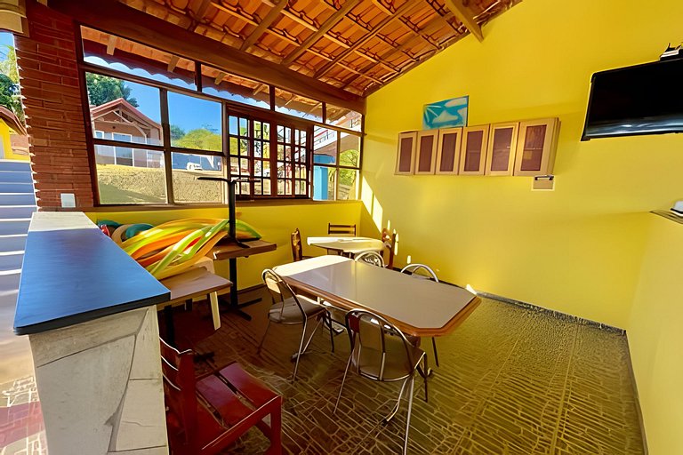 Chácara com 4 Chalés, grande piscina e muito verde
