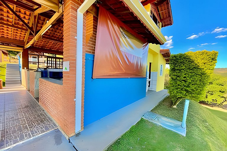 Chácara com 4 Chalés, grande piscina e muito verde