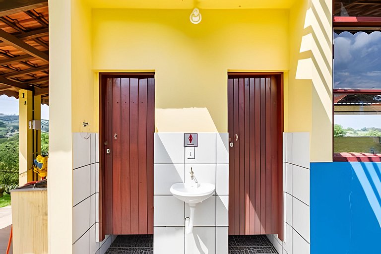 Chácara com 4 Chalés, grande piscina e muito verde