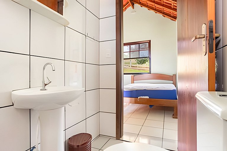 Chácara com 4 Chalés, grande piscina e muito verde
