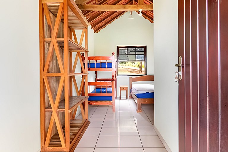 Chácara com 4 Chalés, grande piscina e muito verde