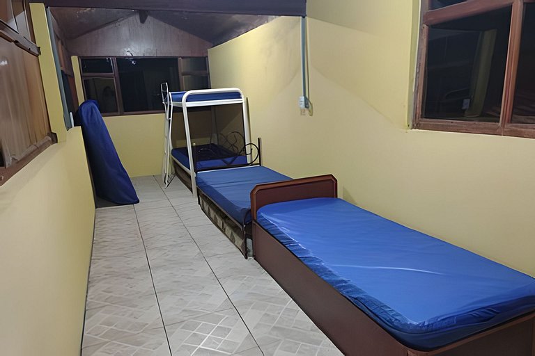 Chácara com 4 Chalés, grande piscina e muito verde