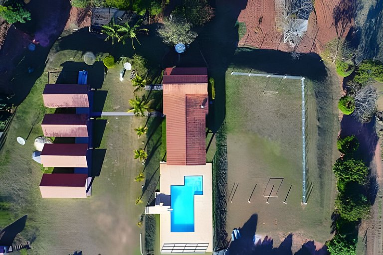 Chácara com 4 Chalés, grande piscina e muito verde