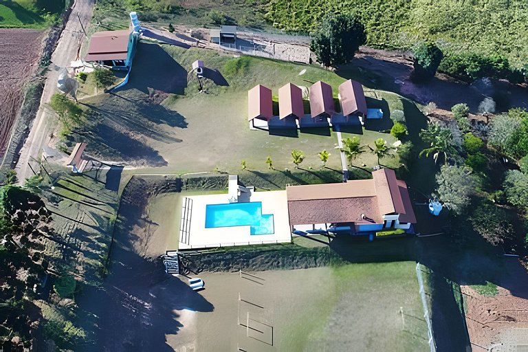 Chácara com 4 Chalés, grande piscina e muito verde
